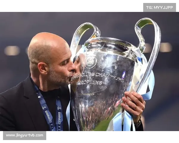 镜头捕捉瓜迪奥拉战术板，曼城高位逼抢部署清晰